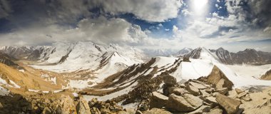 dağın tepesine gelen karlı zirveleri Panoraması