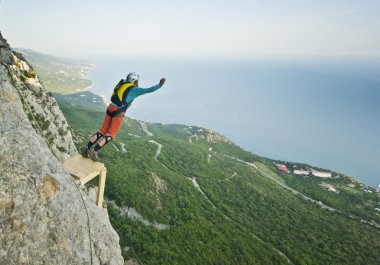 Base-jumper uçurumdan atlar