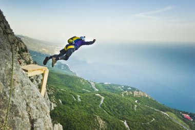 Base-jumper uçurumdan atlar