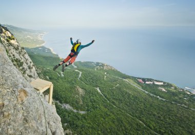 Base-jumper uçurumdan atlar