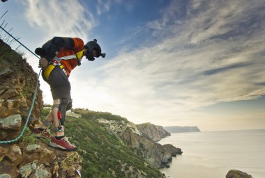 Base-jumper uçurumdan atlar