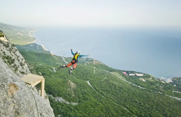 Base-hoppare hoppar från klippan — Stockfoto