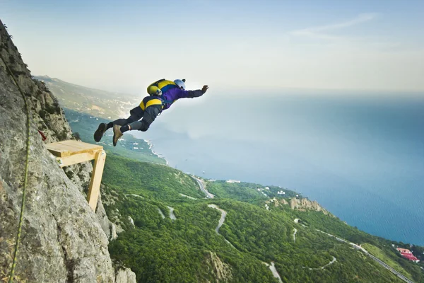 Base-jumper jumps from the cliff — Stock Photo, Image