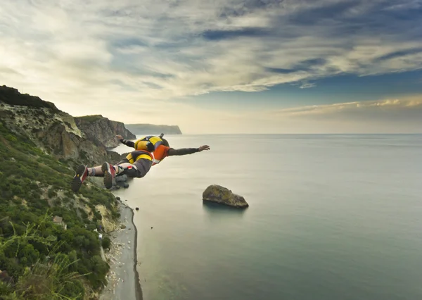 Base-jumper jumps from the cliff — Stock Photo, Image