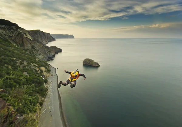 Base-jumper jumps from the cliff — Stock Photo, Image