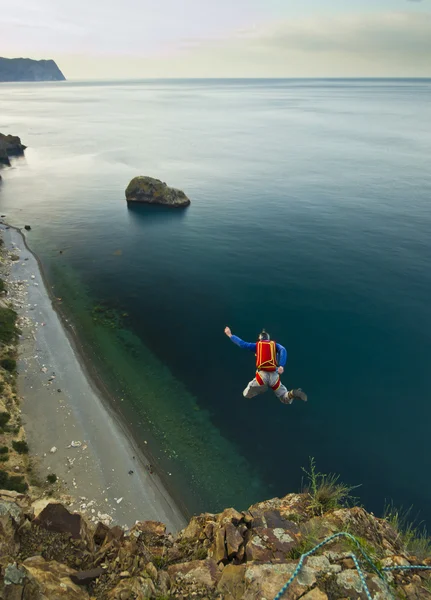 Base-jumper jumps from the cliff — Stock Photo, Image