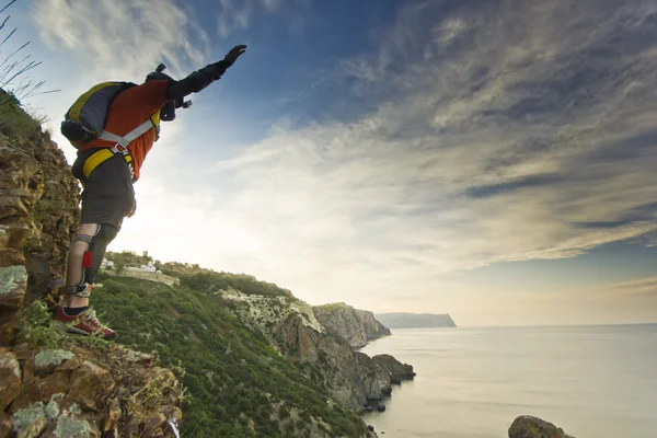 Base jumper-ugrik a szikláról — Stock Fotó