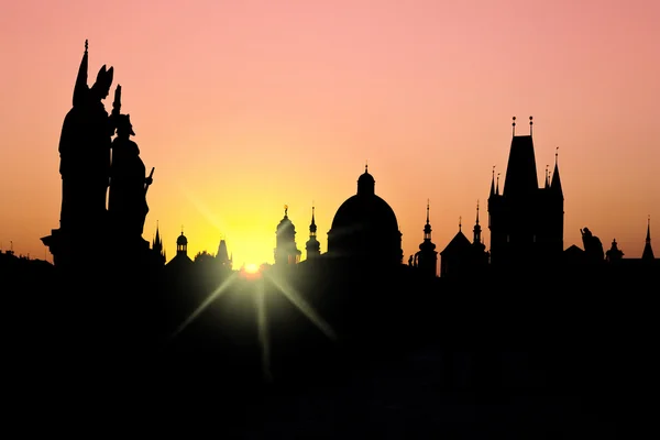 Romantické červené východ slunce nad Vltavy, Karlův most, Staroměstská mostecká věž (Unesco), staré město, Praha, Česká republika — Stock fotografie