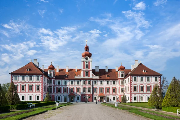 Kasteel Mnichovo Hradiste in de buurt van Mlada Boleslav, Tsjechië — Stockfoto