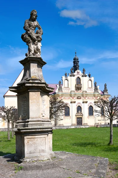 Capela barroca de Santa Ana e convento dos Três Reis, Mnichovo Hradiste, região do Paraíso Boêmio, República Tcheca, Europa — Fotografia de Stock