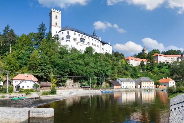 Исторический город и средневековый готический замок Rozmberk nad Vltavou, Южная Чехия, Чехия, Европа — стоковое фото