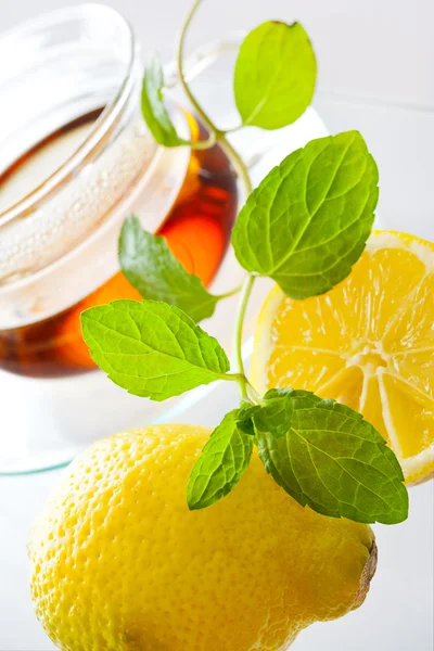 Frischer Minztee im Glas — Stockfoto