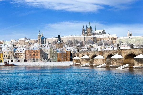 Prague castle and Charles bridge, Prague (UNESCO), Czech republi — Stock Photo, Image