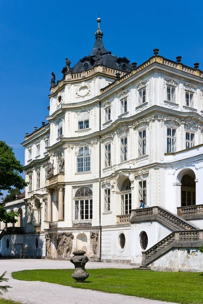 Castelo barroco e estátua, Ploskovice perto de Litomerice, República Checa, Europa — Fotografia de Stock