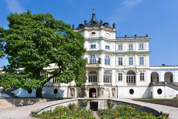Barockschloss und Statue, ploskovice bei litomerice, tschechische repubilc, europa — Stockfoto