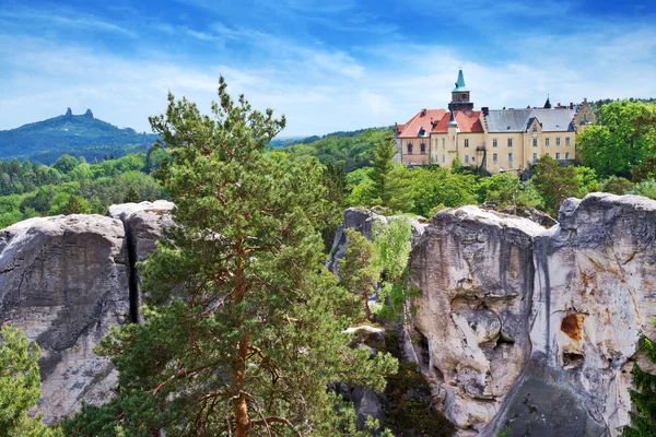 Castillo de Hruba Skala, región paradiesa de Bohemia, República Checa, E — Foto de Stock
