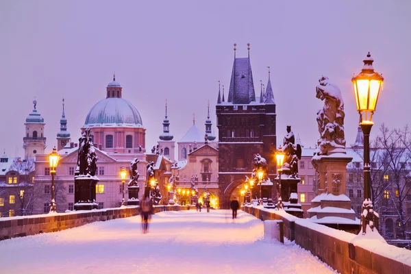 Карлов мост, Староместская мостовая башня, Прага (ЮНЕСКО), Чехия — стоковое фото
