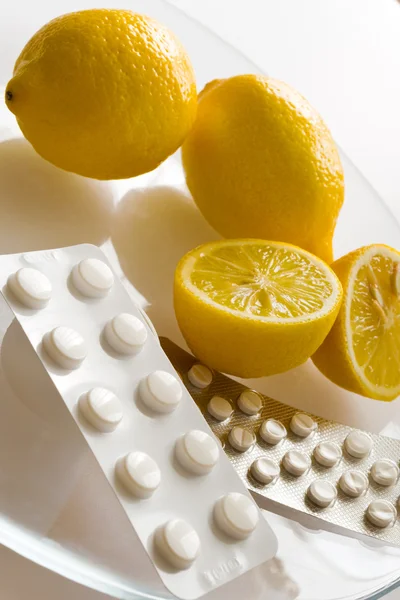 Citroner och influensa piller - grippe remedy — Stockfoto