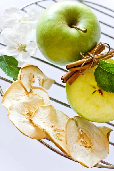 シナモンのスパイスと新鮮な乾燥リンゴ スライス — ストック写真
