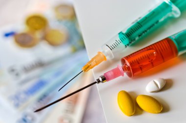 Farklı hapları ve şırınga Euro para - sağlık maliyet ile