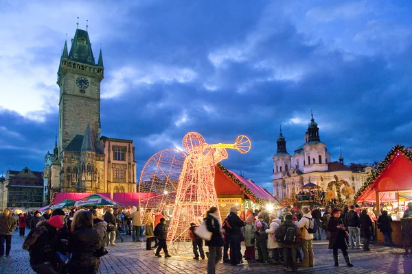 Mercado de Navidad de Praga en la Plaza de la Ciudad Vieja en Praga, República Checa — Foto de Stock