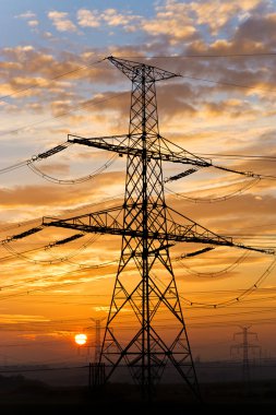 Elektrik pilon ve yüksek gerilim elektrik hatları yakınındaki transformatio