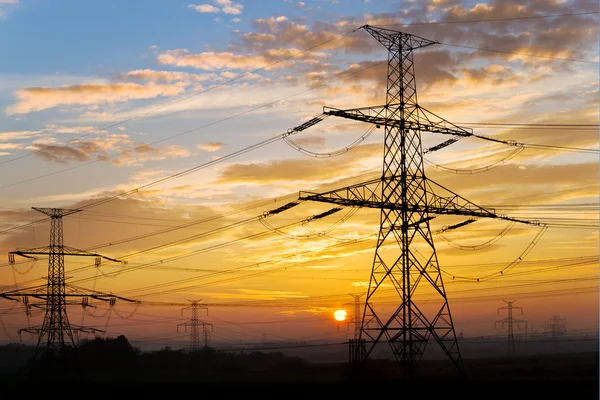 Pylon elektrycznej i linii elektroenergetycznych wysokiego napięcia, w pobliżu transformatio — Zdjęcie stockowe
