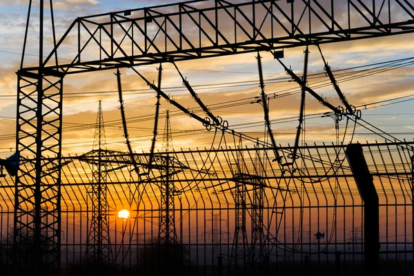 Pylon elétrico e linhas de alta tensão perto de transformatio — Fotografia de Stock