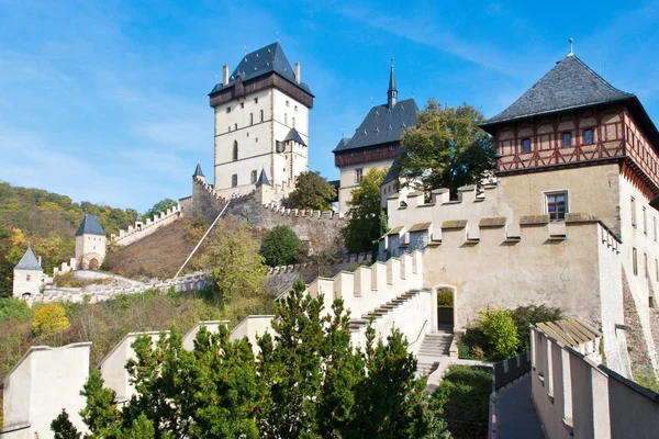 Castillo medieval gótico real Karlstejn cerca de Praga, República Checa — Foto de Stock