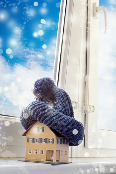 Huis in de winter - verwarming systeemconcept en koude snowy weer — Stockfoto