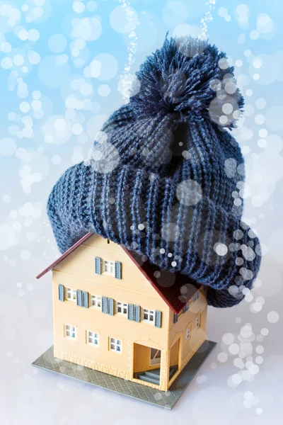 Huis in de winter - verwarming systeemconcept en koude snowy weer — Stockfoto