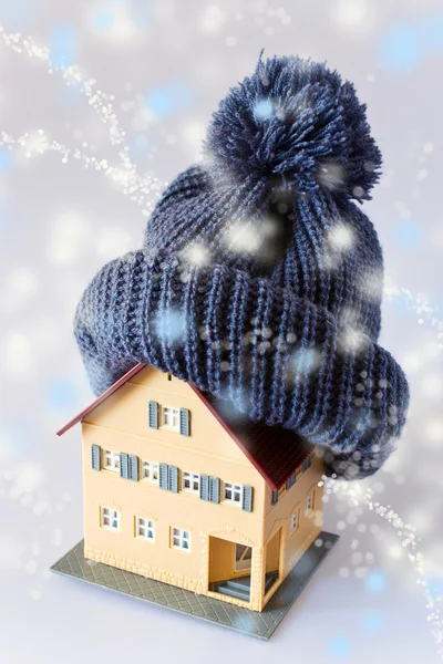 Huis in de winter - verwarming systeemconcept en koude snowy weer — Stockfoto