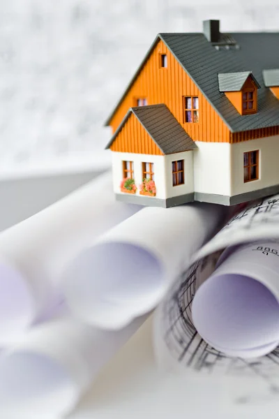 New model house on architecture blueprint plan at desk — Stock Photo, Image