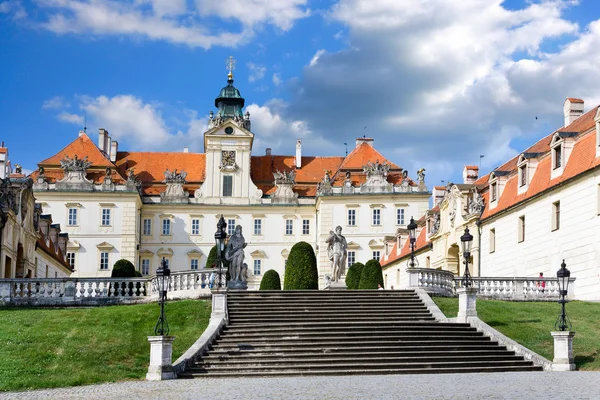 Замок в стилі бароко Valtice (ЮНЕСКО), Чеська Республіка — стокове фото