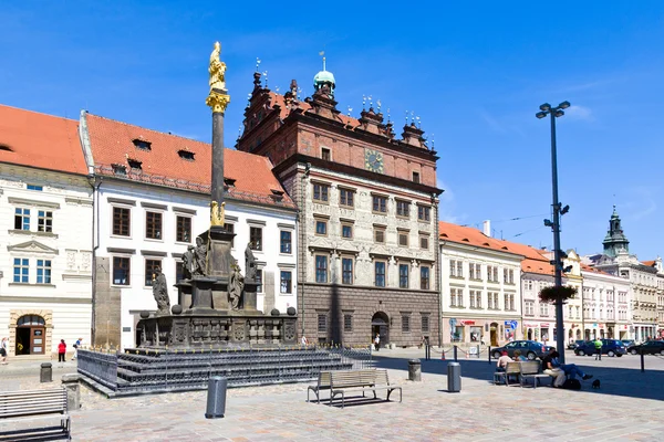 Ayuntamiento y columna de la peste, Plzen, República Checa — Foto de Stock