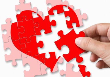 puzzle parçaları tarafından yapılan kırmızı kırık kalp
