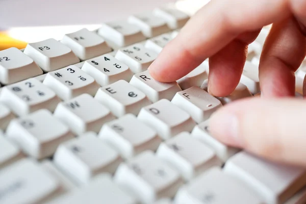 Hand writting on the white keybord - computer user — Stock Photo, Image