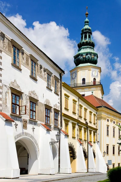 Castillo de Kromeriz (UNESCO) y plaza en Kromeriz, Moravia, República Checa — Foto de Stock