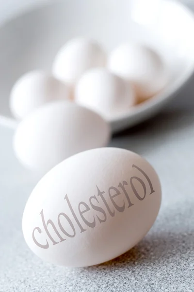 Ovos brancos com texto de colesterol - saúde e estilo de vida saudável — Fotografia de Stock