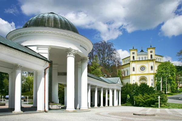 Carolina columnata de primavera, spa Marianske lazne, República Checa — Foto de Stock