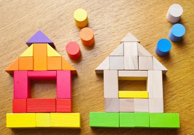 masada tahta küpler yapılmış ev