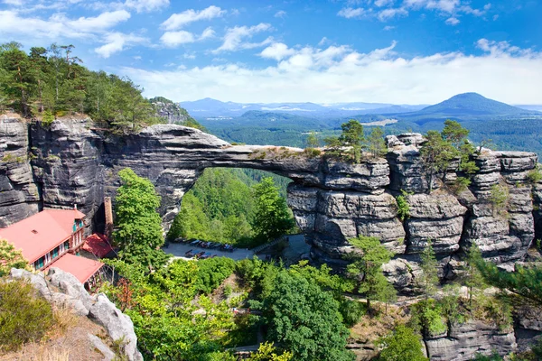 Pravcicka kapu (a legnagyobb természetes arch Európában), csehül - szaxofon — Stock Fotó