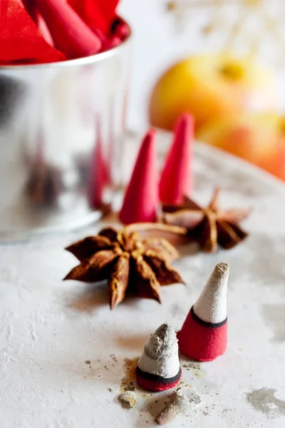 Natale tradizionale ceco - coni di incenso fumanti, anice stellato e mele — Foto Stock