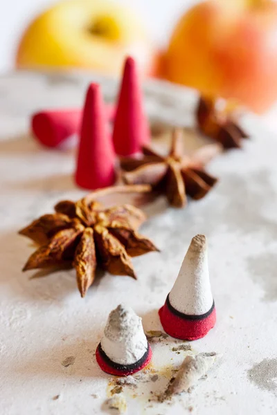 Natale tradizionale ceco - coni di incenso fumanti, anice stellato e mele — Foto Stock