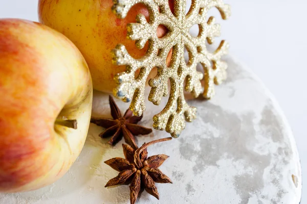 Traditional Czech christmas - golden star decoration, apples and star anise — Stock Photo, Image