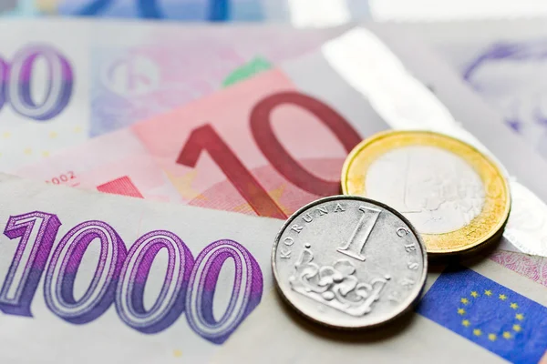Dinero checo y billetes en euros - Unión Europea y República Checa — Foto de Stock