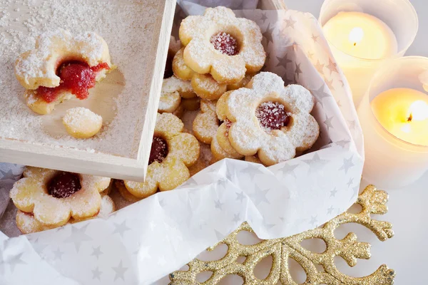 Tradicional navidad checa - dulces hornear - galletas Linzer (tartas de Linz) lleno de mermelada — Foto de Stock
