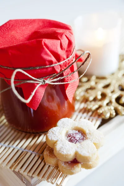 Tradicional tcheco natal - doces assar - Linzer biscoitos (tortas Linz) cheio de geléia — Fotografia de Stock