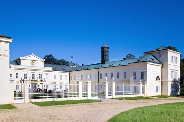 Empire castle and gardens Kynzvart, República Checa, Europa — Fotografia de Stock