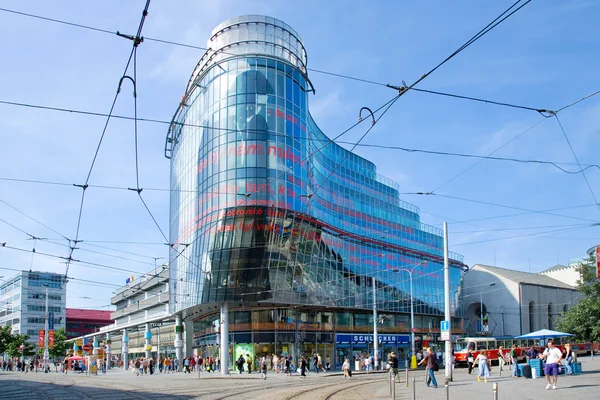 PRAGUE, CZECH REPUBLI C - JULY 11, 2015: modern shopping and off — Zdjęcie stockowe